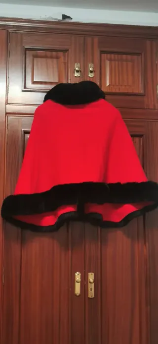 Capa elegante con ribete de pelo