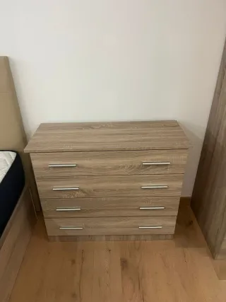 Cómoda de madera con 4 cajones