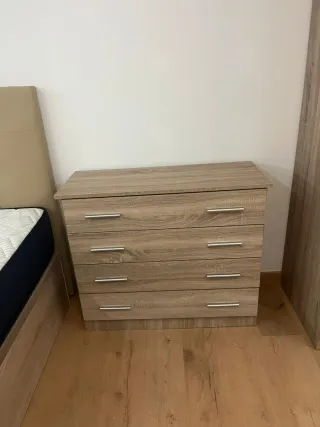 Cómoda de madera con 4 cajones