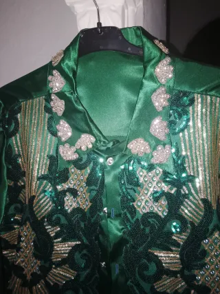 Camisa de novio verde con adornos De piedra