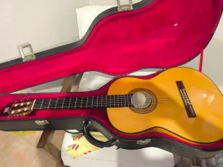 Due chitarre Alhambra una 450 e l'altra 250
