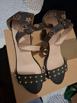 Zapatos de tacón con estampado y tachuelas