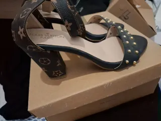 Zapatos de tacón con estampado y tachuelas