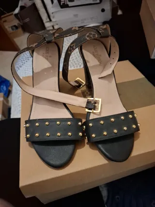 Zapatos de tacón con estampado y tachuelas
