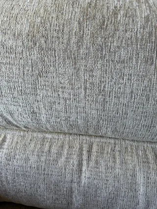 Sofá de tela beige y gris