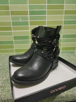 Botines CHIKA10 Yaimi 01 Talla 36 Negro