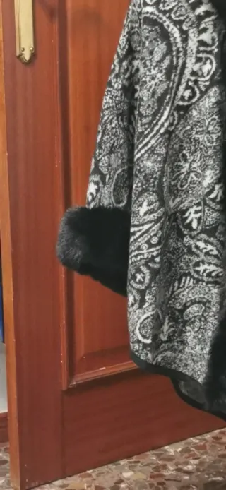 Capa elegante con estampado