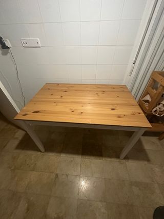 Mesa de comedor madera maciza.