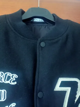 Chaqueta Bomber Zara Negra con Mangas Polipiel