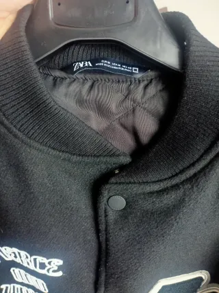 Chaqueta Bomber Zara Negra con Mangas Polipiel