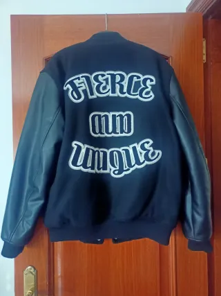 Chaqueta Bomber Zara Negra con Mangas Polipiel