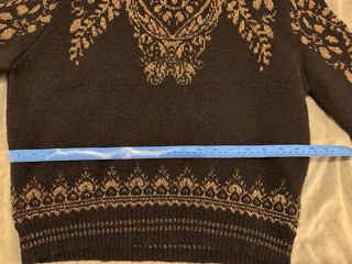 Jersey negro con diseño dorado