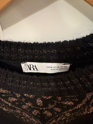 Jersey negro con diseño dorado