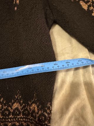 Jersey negro con diseño dorado