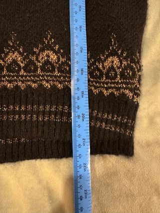 Jersey negro con diseño dorado