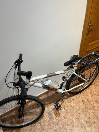 Bicicleta de montaña blanca