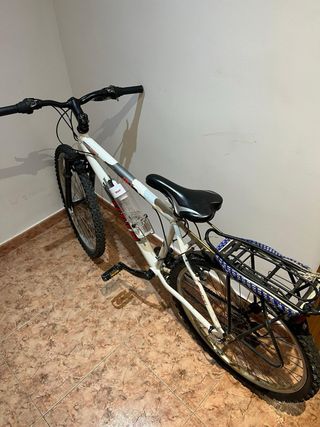 Bicicleta de montaña blanca