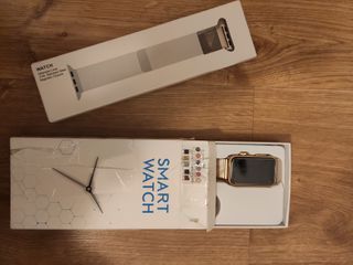 Smartwatch Dorado Caja. No se que marka.