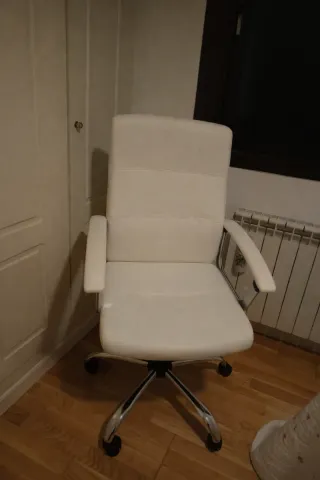 Silla de estudio blanca y plateada