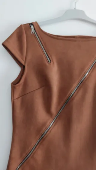 Vestido marrón con cremalleras