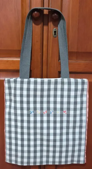 Bolso de tela a cuadros gris y blanco