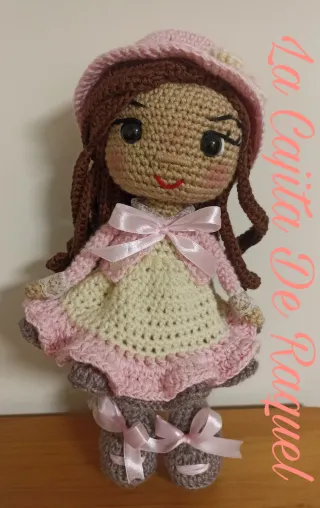 Muñeca amigurumi tejida a mano