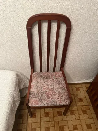 2 Sillas de madera con tapizado floral