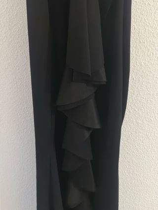 Vestido de fiesta negro con volantes