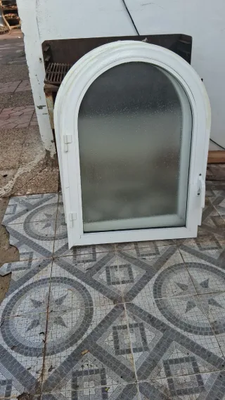 Ventana arqueada blanca
