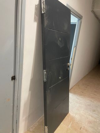 Puerta de hierro maciza con tres cerraduras