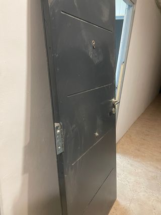 Puerta de hierro maciza con tres cerraduras