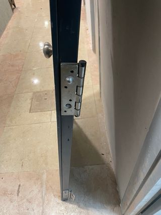 Puerta de hierro maciza con tres cerraduras