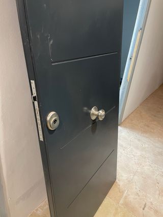 Puerta de hierro maciza con tres cerraduras