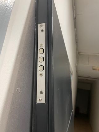 Puerta de hierro maciza con tres cerraduras