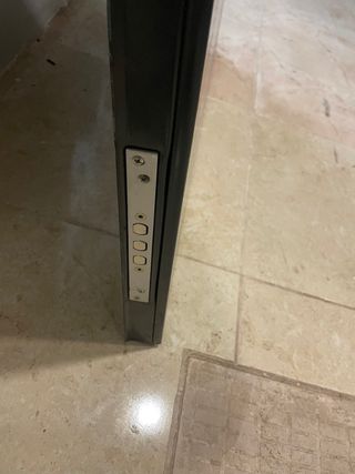 Puerta de hierro maciza con tres cerraduras