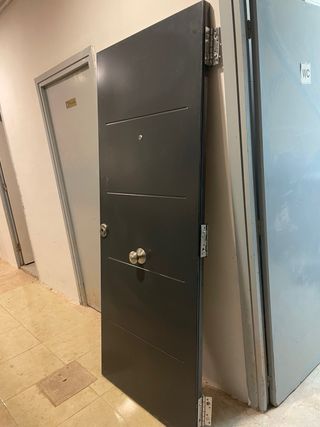 Puerta de hierro maciza con tres cerraduras