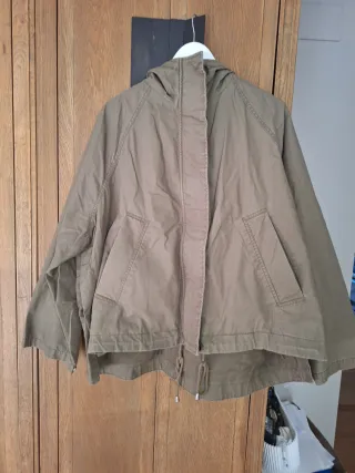 Cazadora verde oliva con capucha