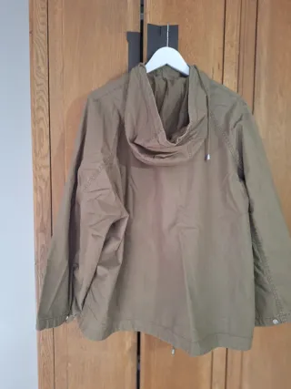 Cazadora verde oliva con capucha