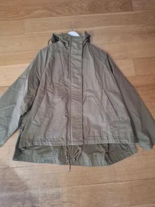 Cazadora verde oliva con capucha