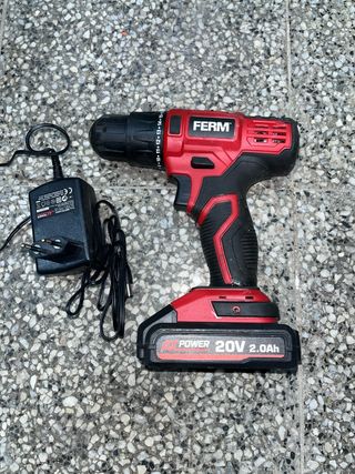 Taladro Eléctrico Ferm 20V con accesorios