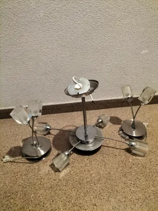 Juego de lámparas. Una de techo y dos de mesillas.