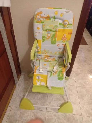 Trona de bebé con estampado infantil, acrílica.