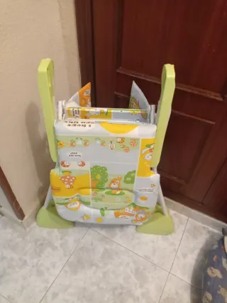 Trona de bebé con estampado infantil, acrílica.