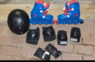 Pattini in linea con protezioni e casco