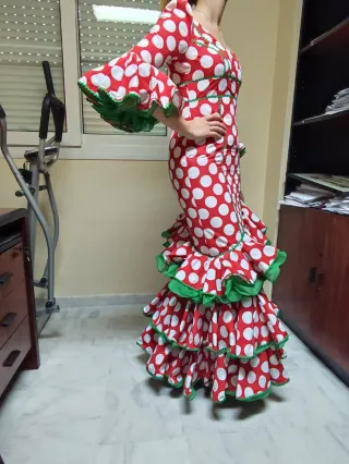 Traje de flamenca rojo lunares blancos