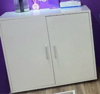 Armario blanco de madera