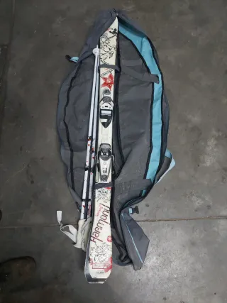 Esquís y bastones con funda