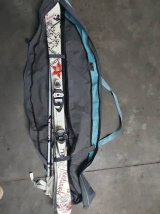 Esquís y bastones con funda