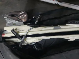 Esquís y bastones con funda