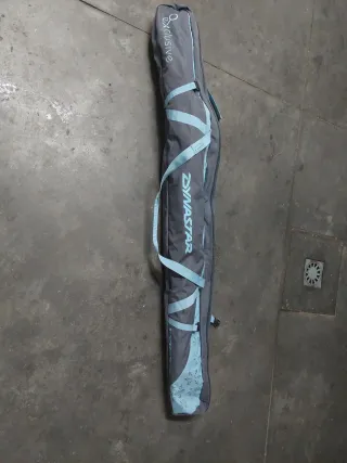 Esquís y bastones con funda